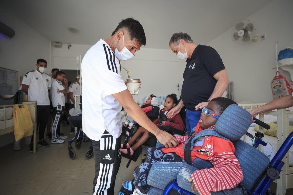 Jogadores do Atltico visitam Ncleo Assistencial Caminhos para Jesus