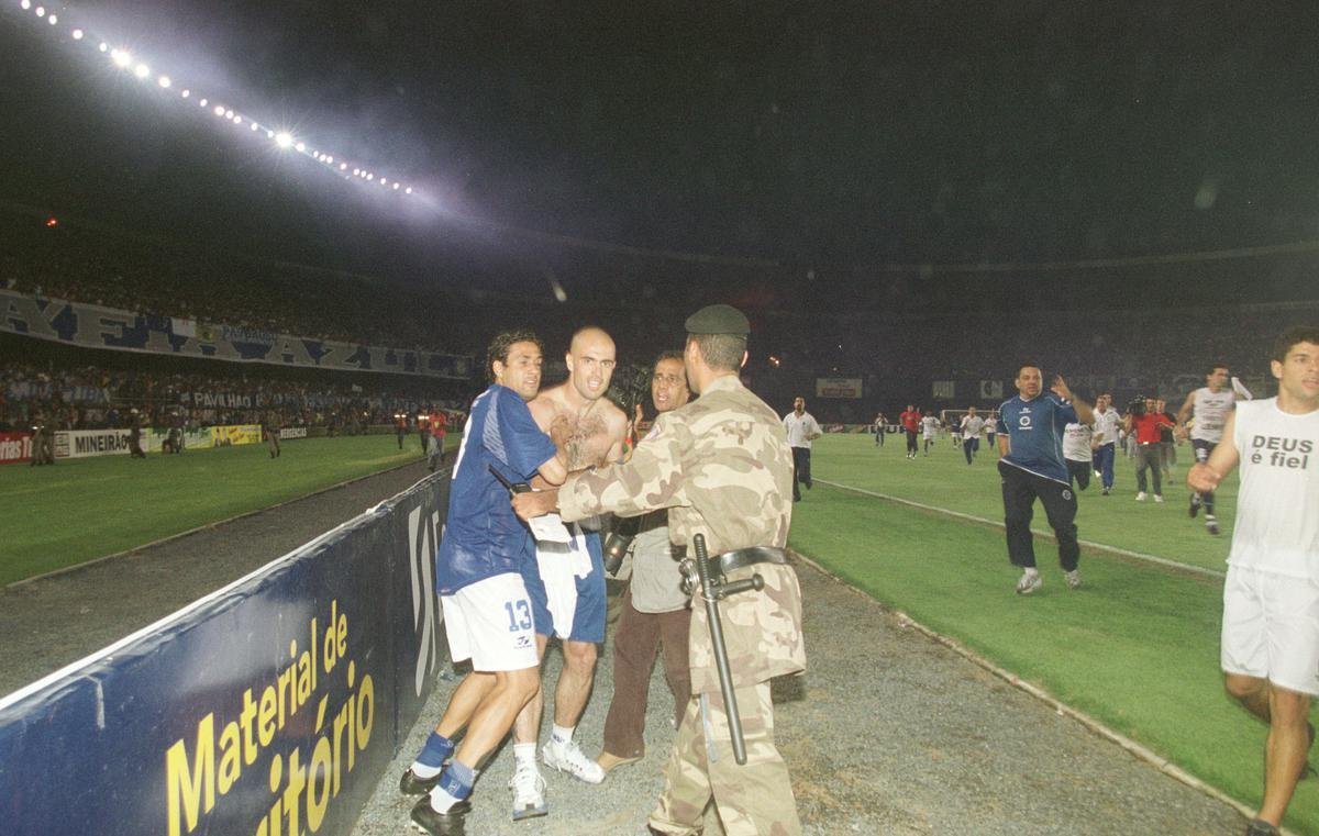 Briga entre Cris, do Cruzeiro, e goleiro Eduardo, do Atltico, no clssico de 2004. Dias depois, atletas fizeram as pazes em audincia no Juizado Especial Criminal, no Forum Lafayette