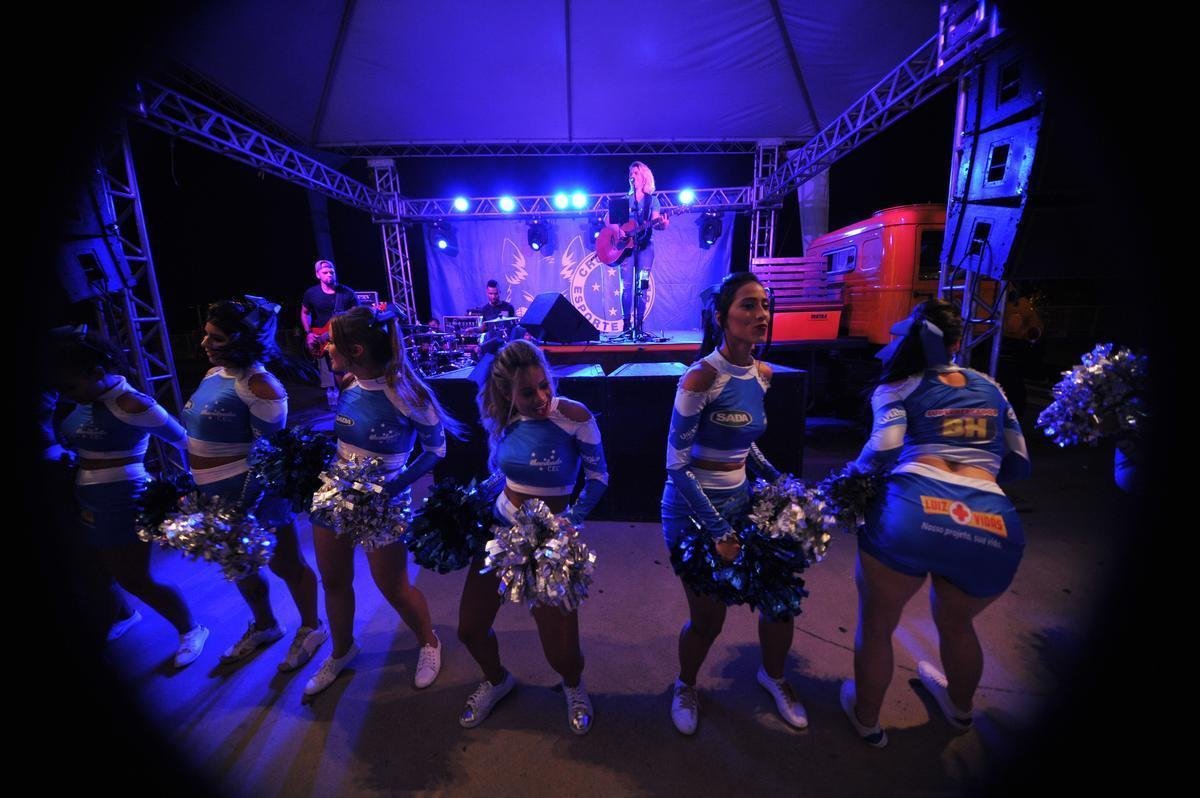 Com lanamento de uniforme e aes voltadas para o Dia Internacional da Mulher, Cruzeiro movimentou esplanada do Mineiro antes de jogo contra a URT (crdito: Juarez Rodrigues/EM D.A Press)