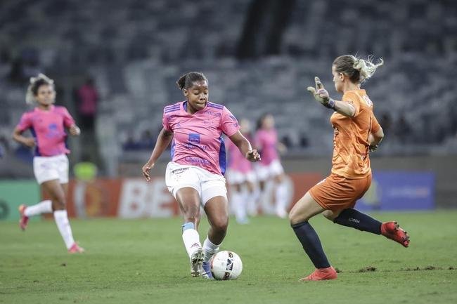 Em preliminar de Cruzeiro x Ituano pela Srie B, o time feminino da Raposa, conhecido como Cabulosas, goleou o Araguari por 8 a 0 pela terceira rodada do Campeonato Mineiro Feminino. Equipe cruzeirense estreou o uniforme rosa, confeccionado pela Adidas em homenagem  campanha Outubro Rosa, de conscientizao contra o cncer de mama