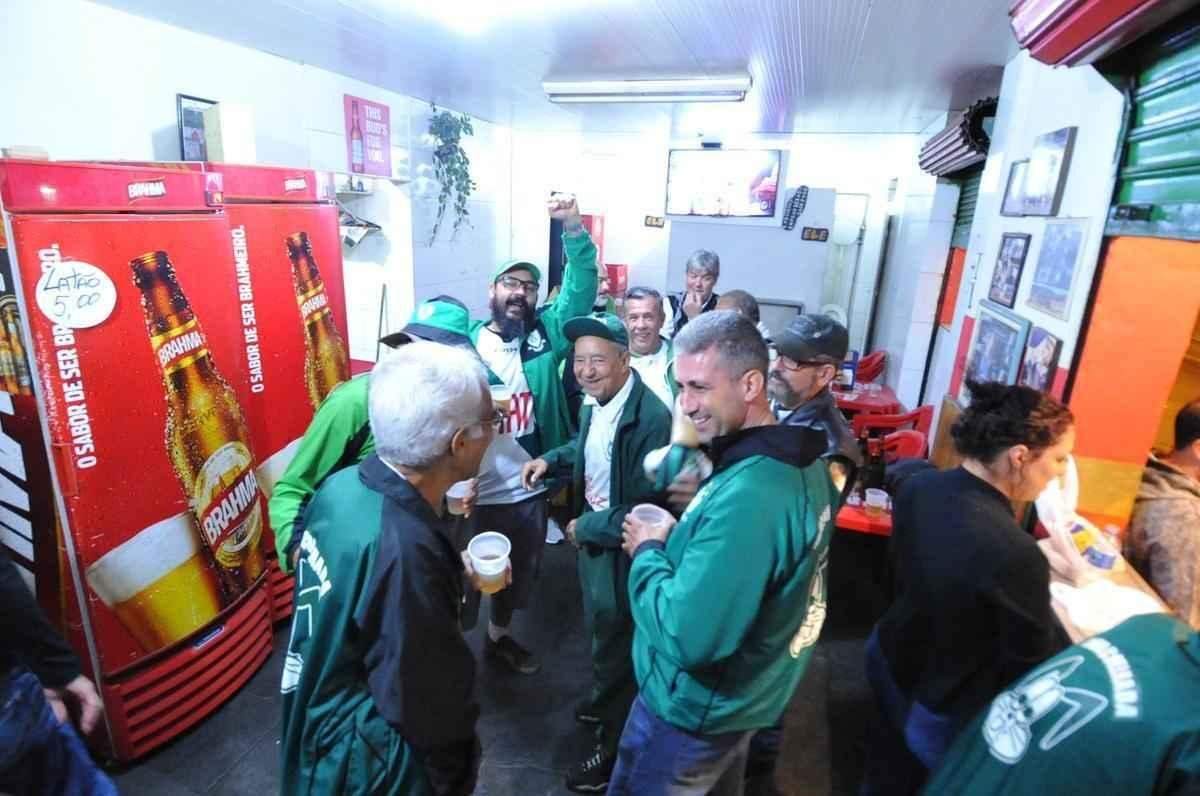 Aproveitando a boa fase do time em campo, torcedores americanos curtem pr-jogo em bares do Horto