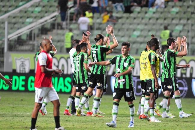 Jogadores e comiss�o t�cnica festejaram muito a vit�ria com a torcida no dia do anivers�rio de 110 anos do Am�rica