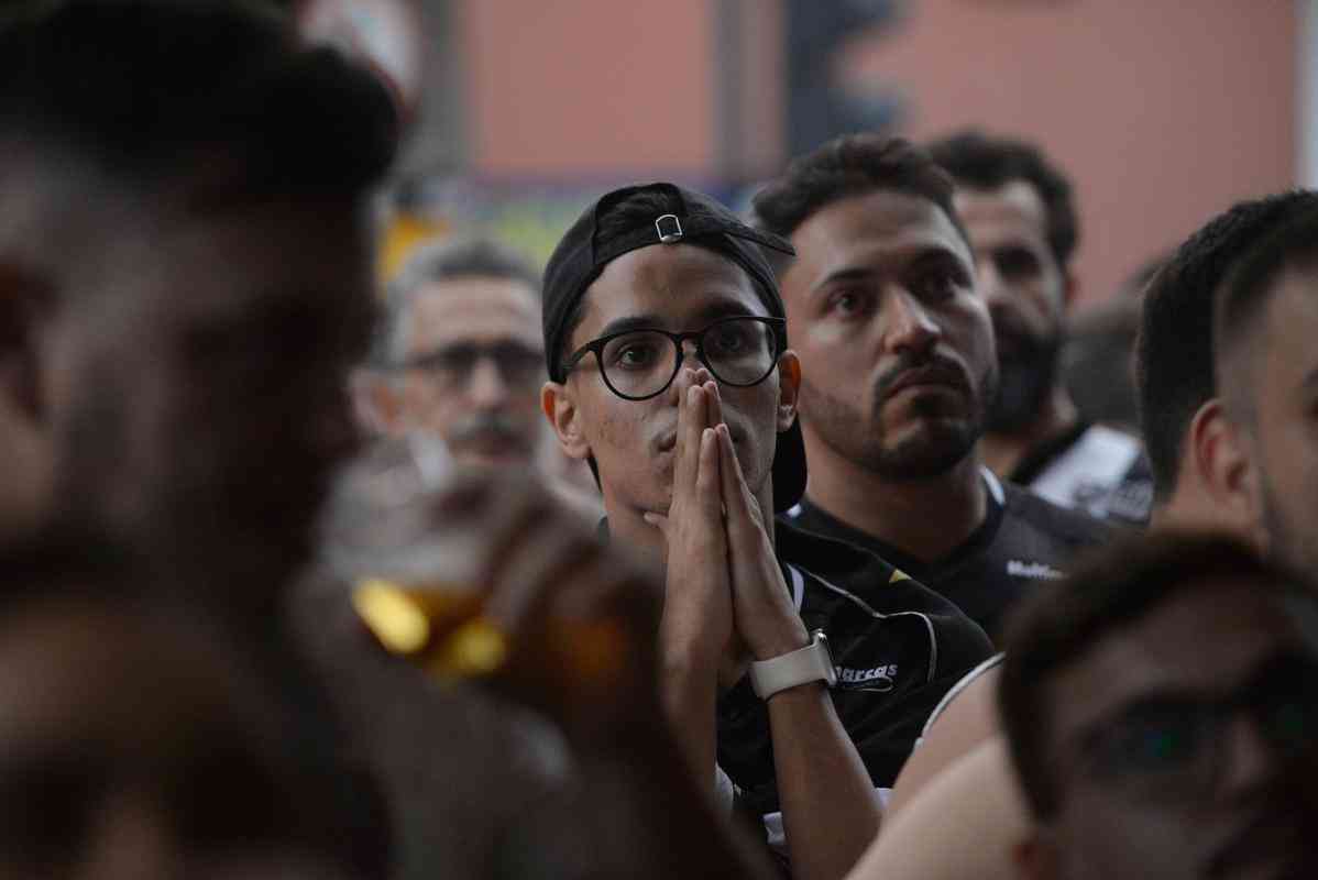 Atleticanos no Bar do Salomo, em BH, durante jogo contra o Bahia. Depois da vitria por 3 a 2 houve muita festa pelo ttulo brasileiro