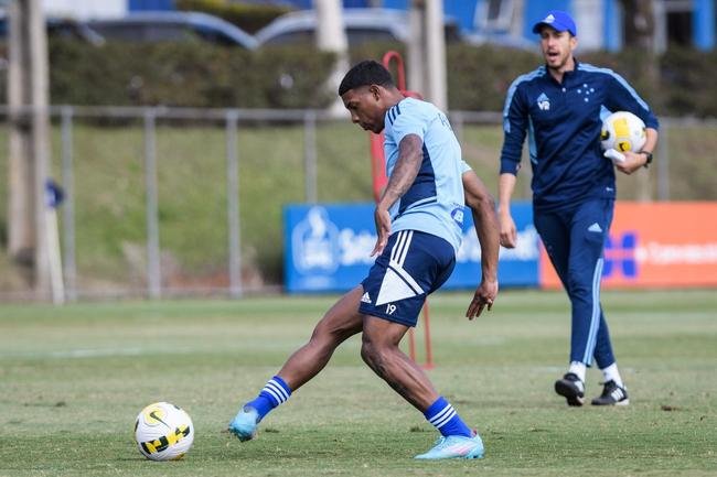 Fotos do treino do Cruzeiro neste domingo, na Toca da Raposa II. As novidades foram as presenas do atacante Rafa Silva, recuperado de incmodo no p direito, e dos recm-contratados Luis Felipe (zagueiro, ex-PSV da Holanda) e Bruno Rodrigues (atacante, ex-Famalico de Portugal)