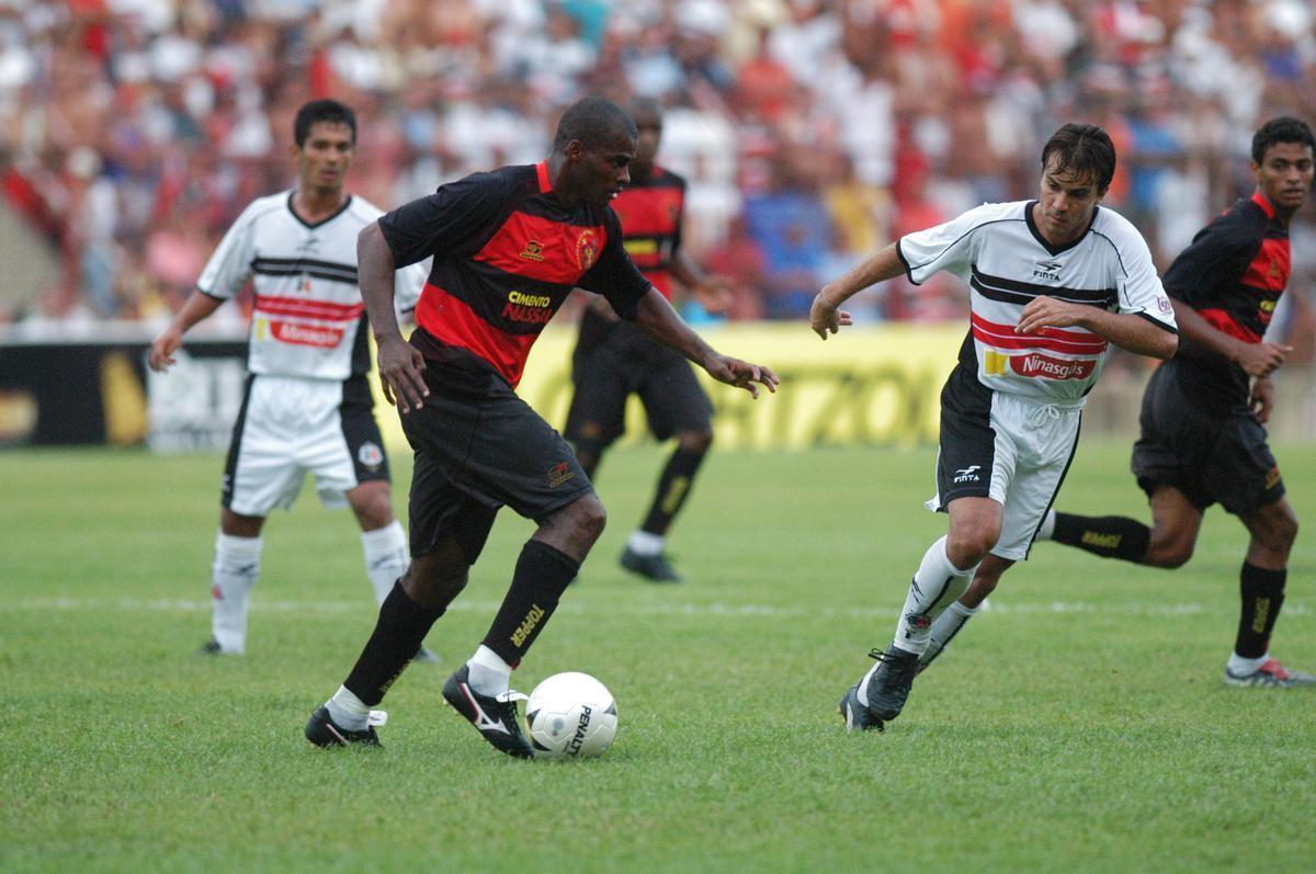 Primeiro uniforme do Sport fabricado pela Topper em 2005.