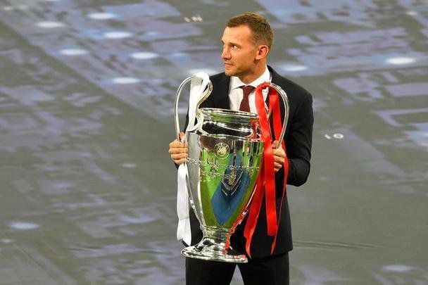 Ex-craque ucraniano Andriy Shevchenko conduziu taça da Champions League no estádio de Kiev