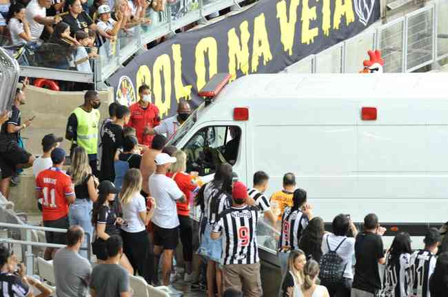 Após marcar dois gols pelo Goiás e deixar o campo de ambulância