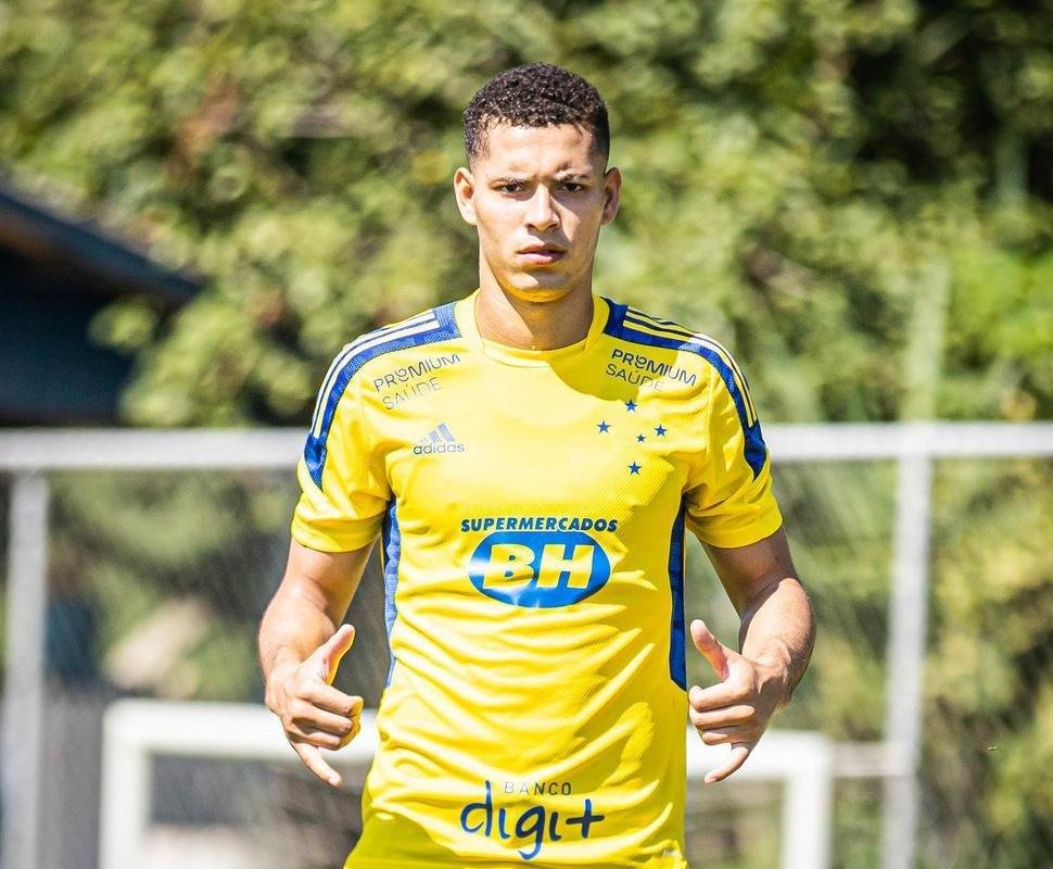 Cruzeiro estreou camisa de treino amarela durante atividade neste domingo (28/03)