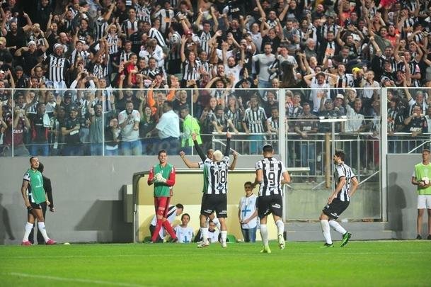 Galo deslanchou no segundo tempo com gols de Fbio Santos, de pnalti, e Vinicius