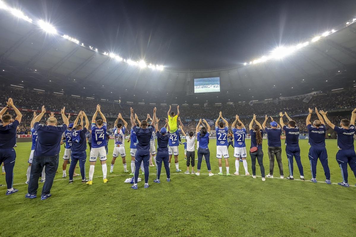 6 Melhor campanha como mandante (em busca): os melhores mandantes da histria de uma edio da Srie B por pontos corridos so o Nutico (2006) e o Corinthians (2008), que conseguiram 50 dos 57 pontos disputados (87,7% de aproveitamento). Em 19 rodadas, os times venceram 16, empataram duas e perderam s uma. O Cruzeiro ganhou 44 dos 48 pontos disputados em casa (14 vitrias e dois empates em 16 partidas, com 91,6% de aproveitamento). Restam trs jogos no Mineiro. Dessa forma, a equipe do tcnico Paulo Pezzolano pode chegar a 53 e bater o recorde.
