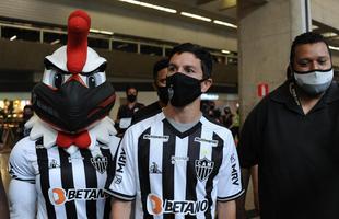 Fotos da chegada do meia argentino Nacho Fernndez a Belo Horizonte para reforar o Atltico (Leandro Couri/EM/D. A Press)