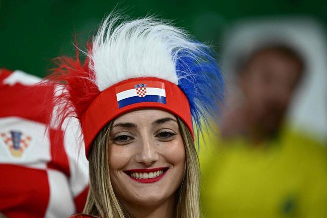 Fotos das torcidas de Brasil e Crocia no Estdio da Educao, em Al-Rayyan, no Catar, em duelo pelas quartas de final da Copa do Mundo