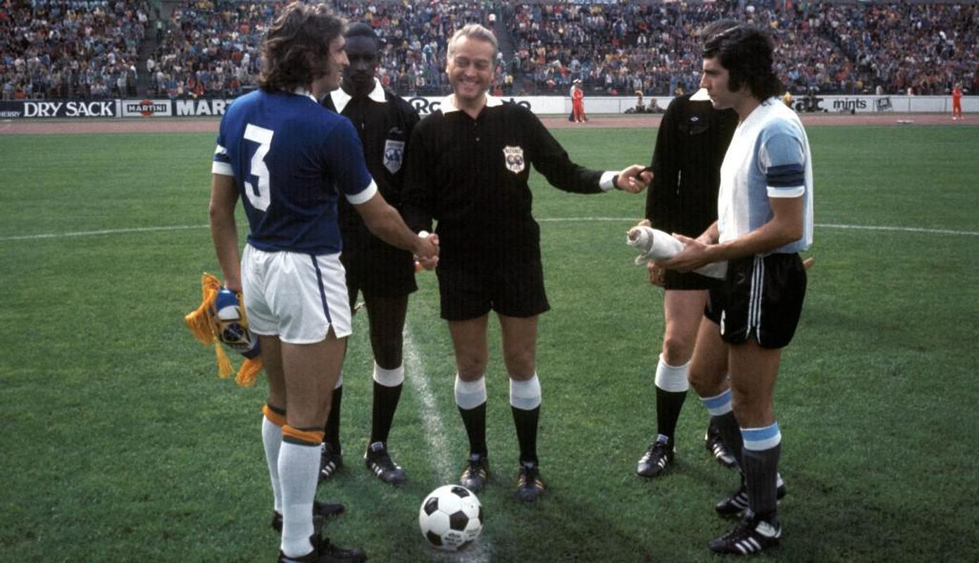 1974 - Brasil usou o uniforme azul, j oficialmente reserva, pela terceira vez em Copas do Mundo contra a Argentina. Antes de 1958, o azul celeste foi utilizado provisoriamente em partida contra a Polnia, em 1938