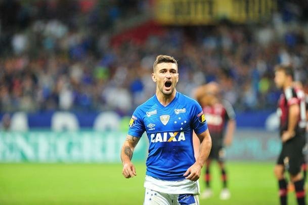 Cruzeiro fez o dever de casa e venceu o Furaco por 2 a 1