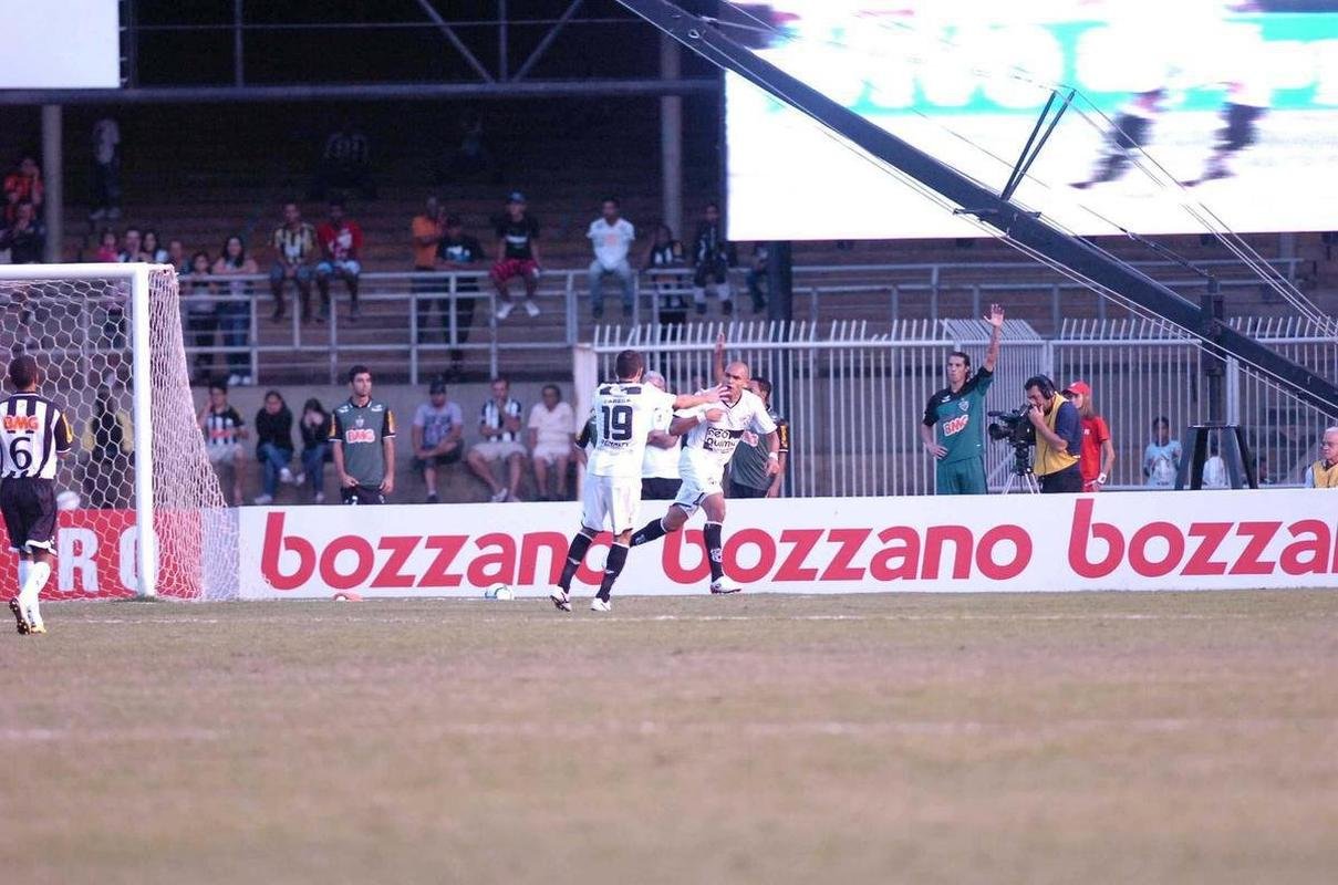 2010 - 9 vitrias, 1 empate e 9 derrotas - 49,12%