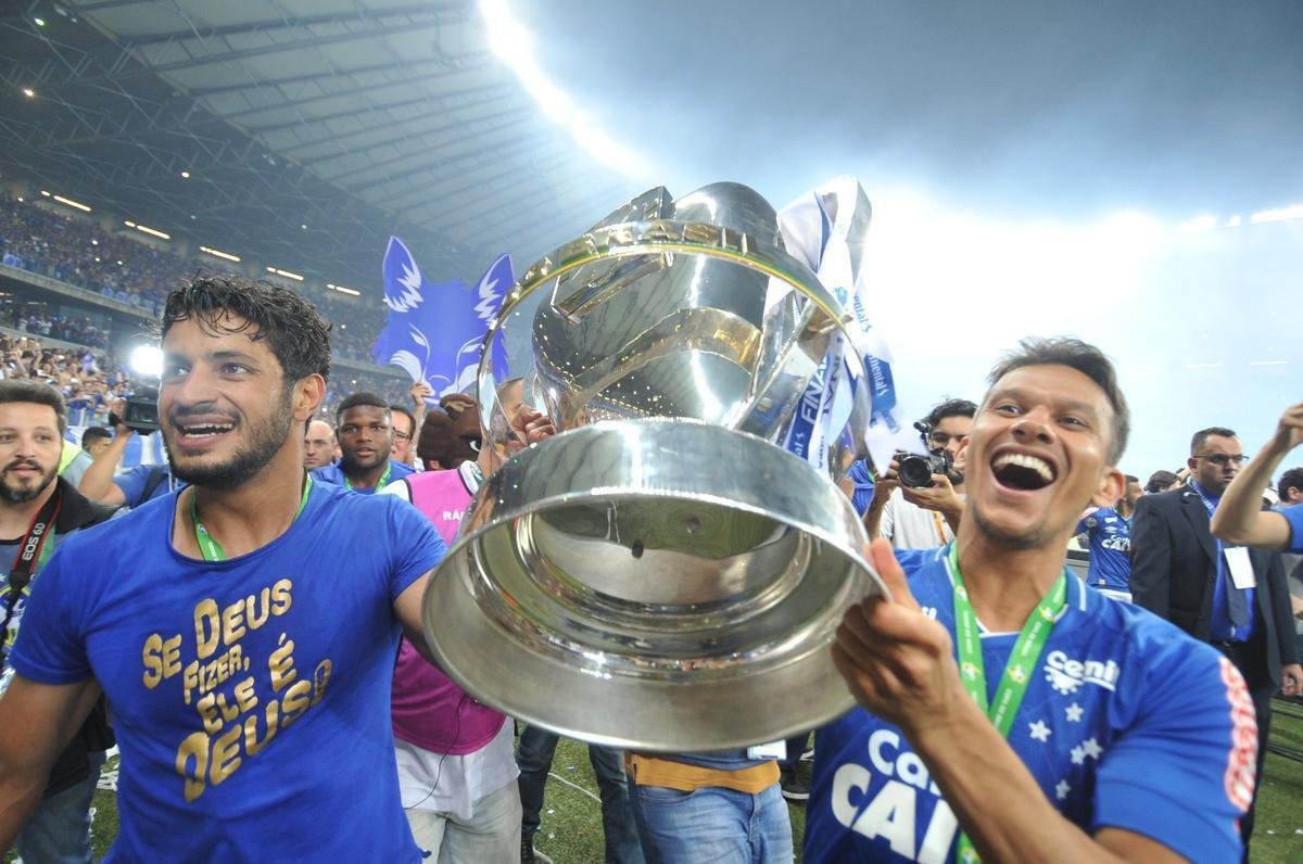 Depois da vitria por 5 a 3 nos pnaltis, que teve Fbio como heri, jogadores e comisso tcnica comemoraram muito no gramado do Mineiro. Capito Henrique ergueu a taa do penta no Gigante