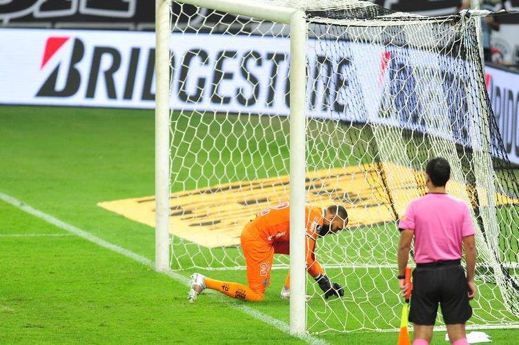 Goleiro Everson, do Atltico, foi heri na deciso por pnaltis contra o Boca Juniors ao defender duas cobranas e ao marcar o gol da classificao: 3 a 1 nas batidas alternadas aps 0 a 0 no tempo normal, no Mineiro.