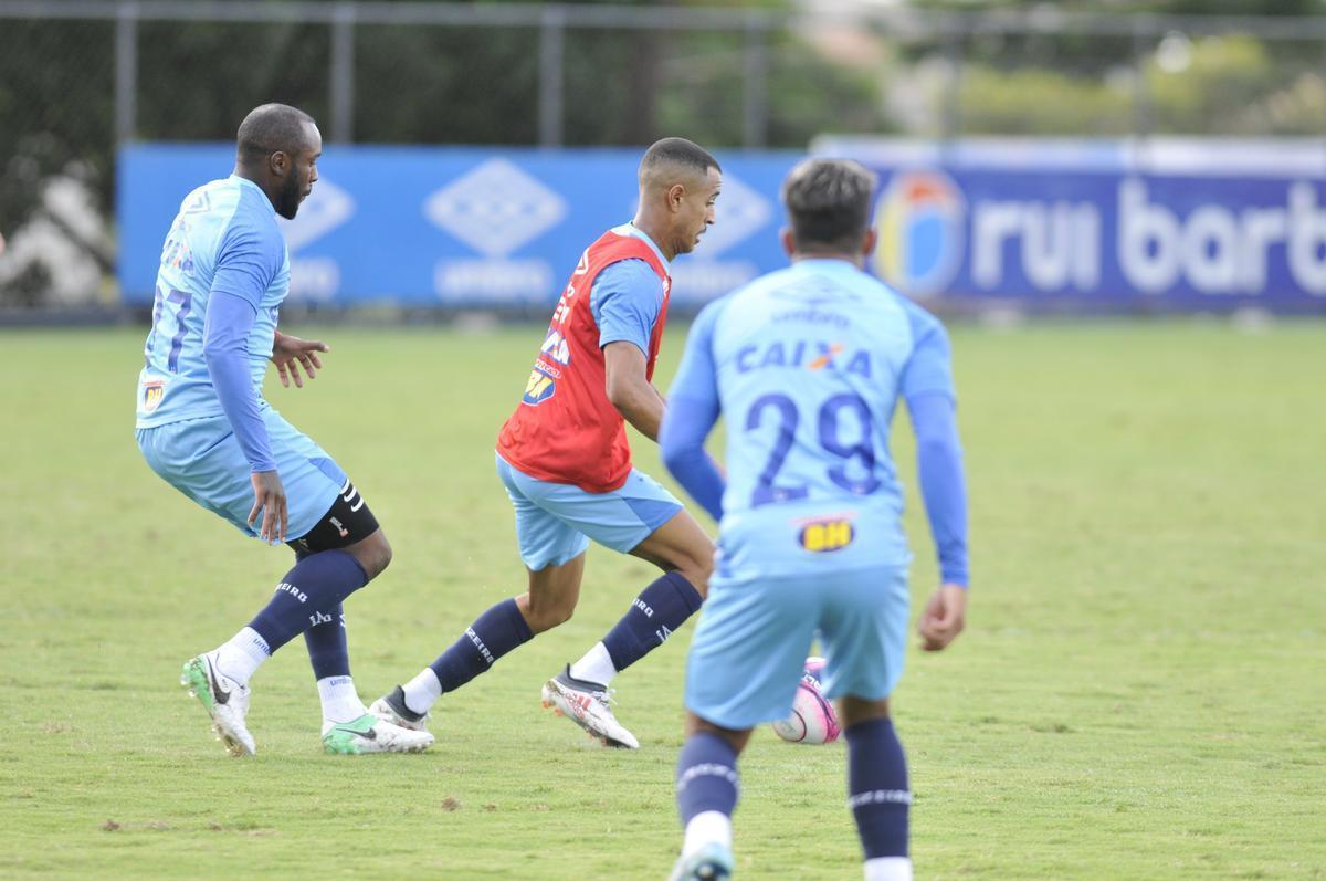 Mano Menezes montou Cruzeiro que deve encarar o Villa Nova no sbado e promoveu trs mudanas em relao ao ltimo jogo: Murilo entrou na vaga de Leo, Egdio no lugar de Marcelo Hermes e Robinho deu lugar a Ariel Cabral