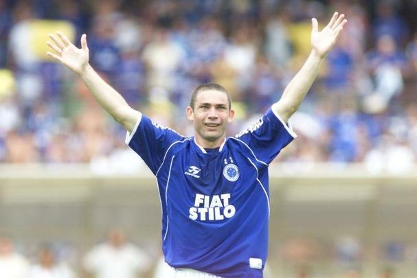 Em 30 de novembro de 2003, Cruzeiro derrotou o Paysandu por 2 a 1, no Mineiro, pela 44 rodada, e confirmou o ttulo brasileiro de forma antecipada. Zinho, no primeiro tempo, e Mota, no segundo, marcaram os gols celestes. Aldrovani descontou para o Papo. Depois do apito final, uma grande festa tomou conta do gramado e das arquibancadas. 