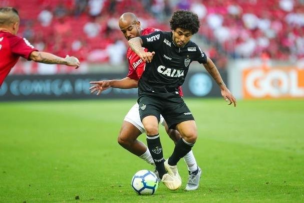 Galo derrotou Internacional no Beira-Rio com gols de Cazares e Terans; D'Alessandro descontou de pênalti
