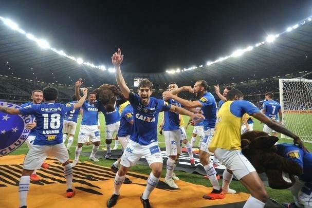 Depois da classificao diante do Palmeiras, jogadores e torcida do Cruzeiro festejaram no Mineiro a passagem  final da Copa do Brasil