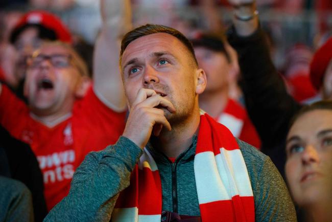Fotos da decepo de torcedores e jogadores do Liverpool com a perda do ttulo da Champions League