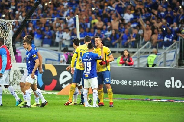 Fbio foi decisivo nos pnaltis, fez trs defesas e colocou o Cruzeiro nas semifinais da Copa do Brasil
