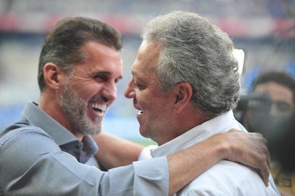As expresses dos tcnicos Abel Braga, do Cruzeiro, e Vagner Mancini, do Atltico, durante o clssico no Mineiro pela 32 rodada do Campeonato Brasileiro. No comeo do jogo, eles se abraaram em clima amistoso.