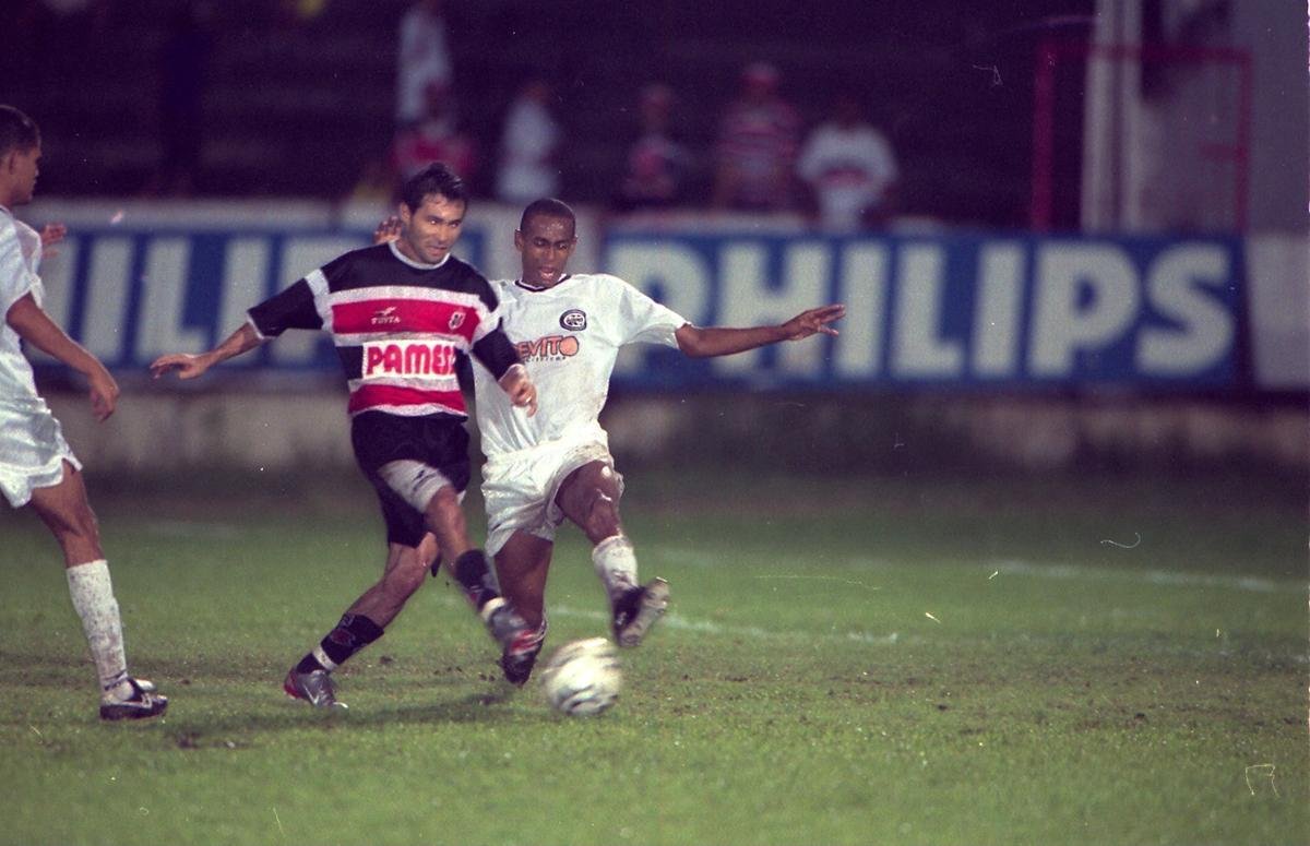 Atacante Júnior Amorim com a camisa do Santa Cruz para a temporada de 2002. Parceria com a Finta segue