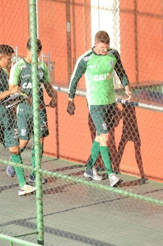 Depois de reunio com elenco e diretoria, Adilson Batista observou treino comandado por Drubscky no Amrica