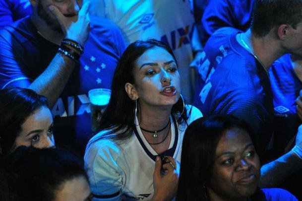 Torcedores do Cruzeiro acompanham final da Copa do Brasil no Mercado Distrital do Cruzeiro, em Belo Horizonte