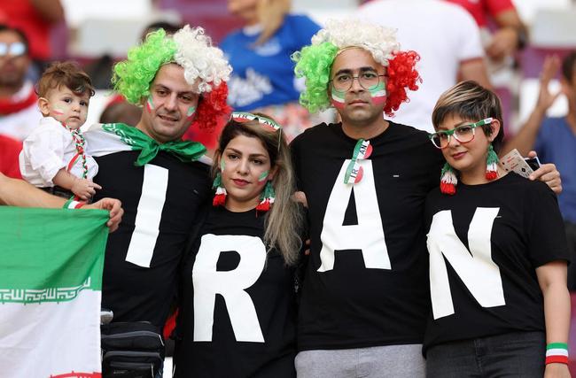 Os torcedores de Inglaterra e Irã no primeiro jogo do Grupo B na Copa do Mundo.