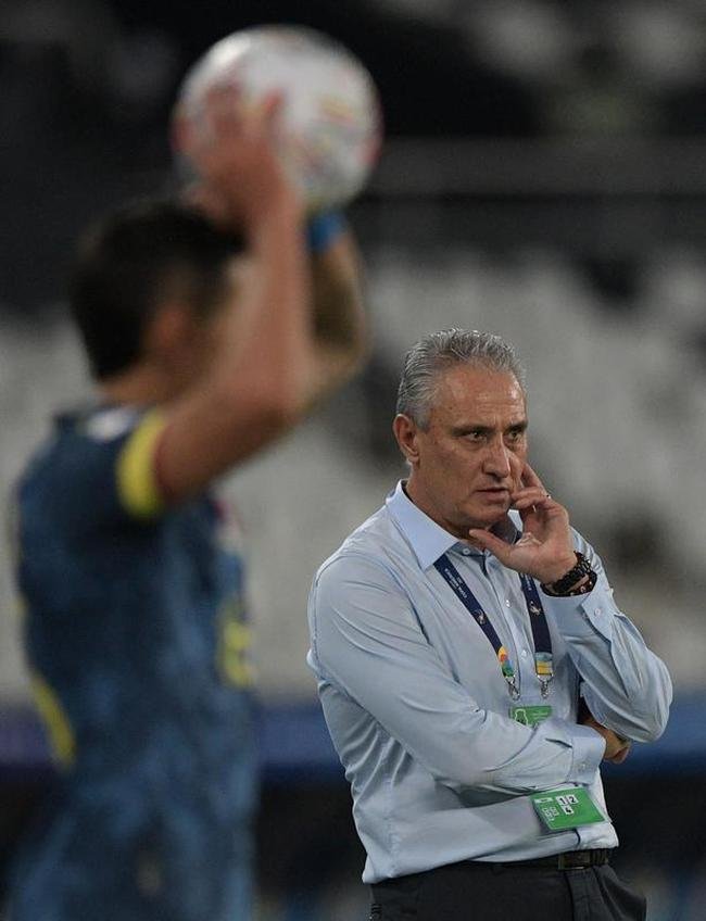 Brasil e Colmbia se enfrentaram no Estdio Nilton Santos, pelo Grupo B da Copa Amrica