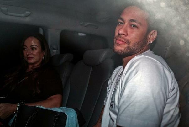 Neymar ao lado da mãe, Nadine, na chegada ao hospital Mater Dei, em Belo Horizonte