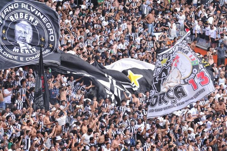 Ainda no primeiro tempo, o Atltico empatou em cobrana de pnalti de Hulk aps reviso do VAR: 1 a 1