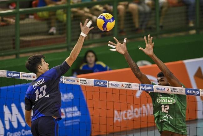 Cruzeiro se garantiu na decis�o do Sul-Americano de V�lei ao bater os argentinos do Policial Voley por 3 sets a 0, neste s�bado (5), no Gin�sio do Riacho, em Contagem. As parciais foram de 25/20, 29/27 e 25/16