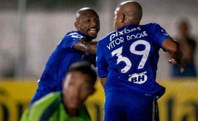 Vitor Roque marcou o primeiro gol do Cruzeiro e sofreu um pnalti
