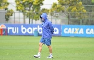 Sob chuva, Cruzeiro treinou na tarde desta sexta-feira na Toca II (Alexandre Guzanshe/EM D.A Press)