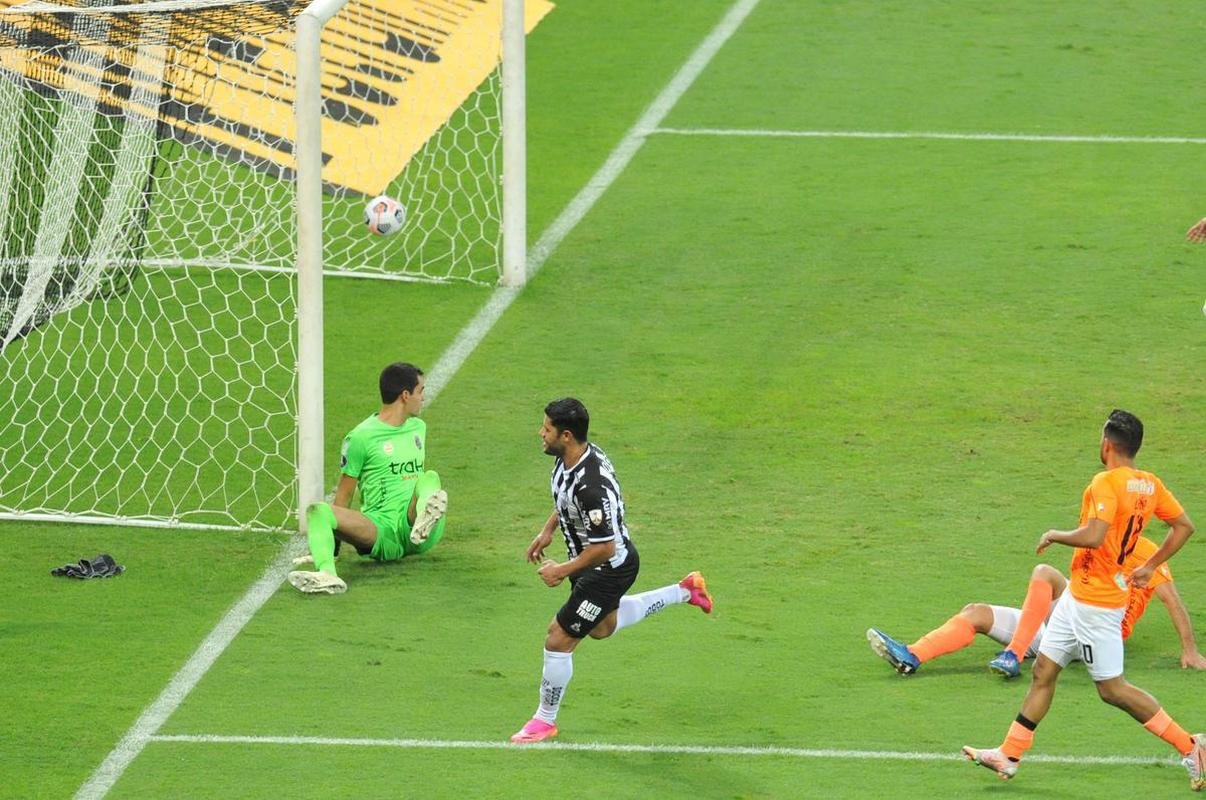 Fotos do gol de Hulk, do Atltico, sobre o La Guaira, no Mineiro, pela Libertadores