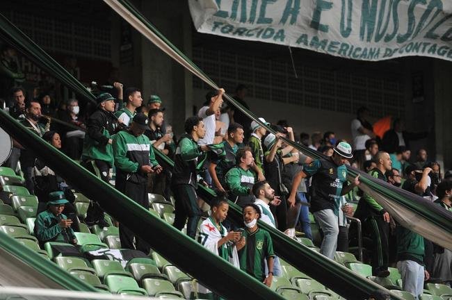 Fotos da torcida do Amrica na partida contra o Grmio, no Independncia, em BH, pela 32 rodada do Campeonato Brasileiro de 2021
