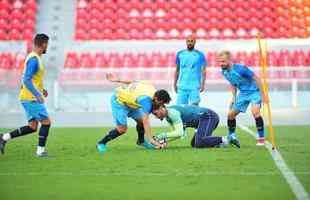 Fotos do treino do Cruzeiro no estdio Libertadores de Amrica, casa do Independiente, em Avellaneda. Time celeste fechou preparao para o jogo contra o Racing, s 21h30 desta tera-feira, no El Cilindro, pela primeira rodada do Grupo 5 da Copa Libertadores (Ramon Lisboa/EM D.A Press)