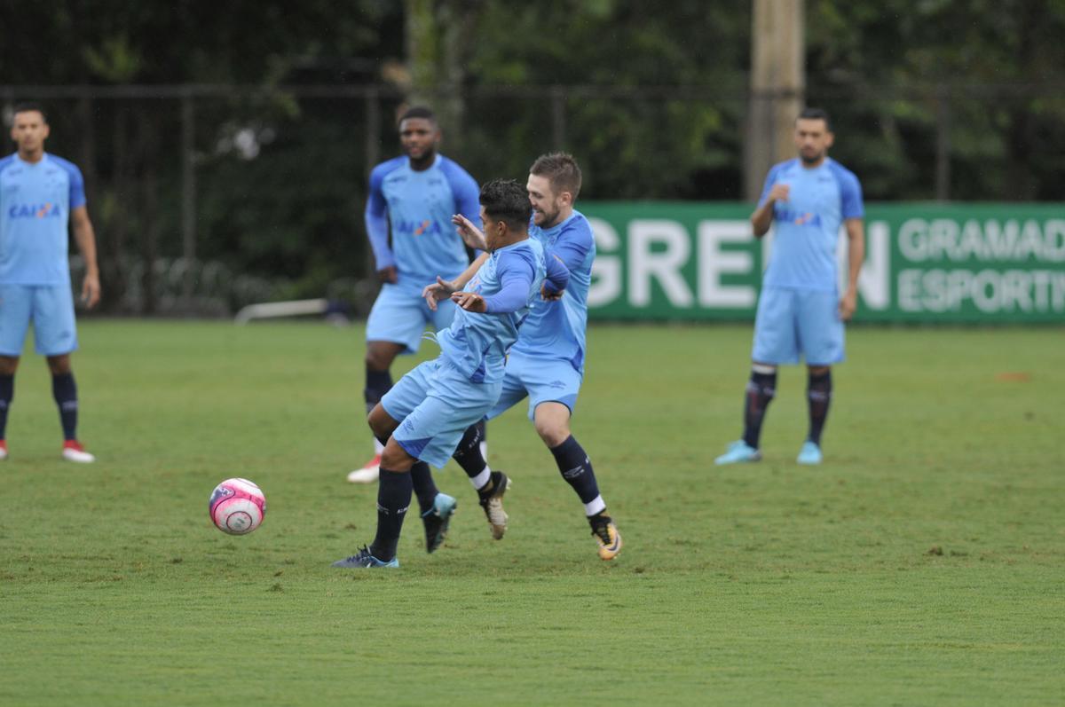 Em atividade na Toca da Raposa II, tcnico Mano Menezes mostrou provvel escalao do Cruzeiro para o jogo contra o Boa: Rafael; Nonoca, Ded, Digo e Marcelo Hermes; Lucas Romero e Bruno Silva; Rafael Sobis, Thiago Neves e Mancuello; Raniel (fotos: Juarez Rodrigues/EM D.A Press)