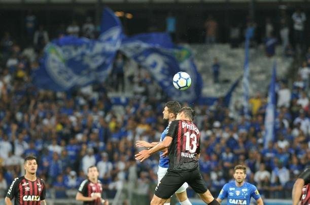 Lances do primeiro tempo da partida entre Cruzeiro e Atltico-PR, no Mineiro, pelas oitavas de final da Copa do Brasil
