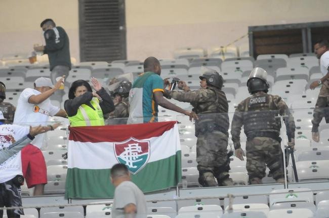 Briga entre torcedores do Cruzeiro e do Fluminense, no Mineiro, antes de jogo pelas oitavas de final da Copa do Brasil. Atrito foi na divisria, no anel superior do estdio