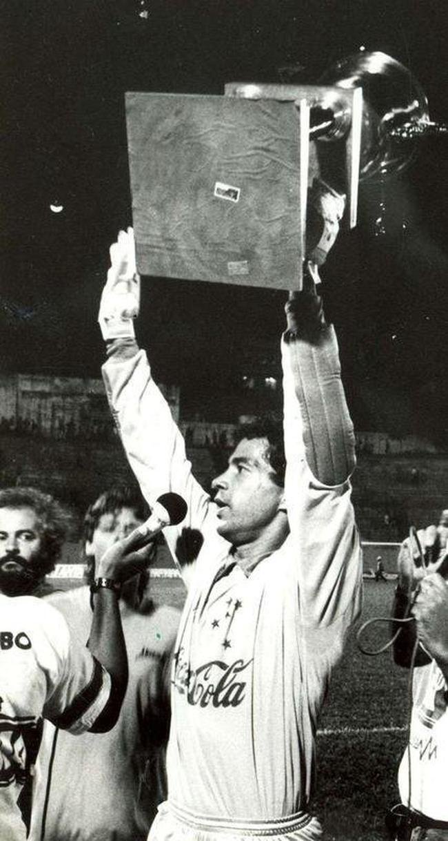 Paulo Csar Borges chegou ao Cruzeiro em 1989, vindo do Bragantino. Em sua primeira passagem, conquistou o ttulo mineiro de 1990. Depois, vieram as Supercopas de 1991 e 1992, o Estadual de 1992 e a Copa do Brasil de 1993. Entre 1994 e 1997, Paulo Csar defendeu Portuguesa, Flamengo, Guarani e Atltico. No Galo, foram 22 jogos, 26 gols sofridos e dois ttulos: Copa Centenrio e Copa Conmebol, ambos em 1997. Em 1998, voltou ao Cruzeiro,  ano em que se sagrou novamente campeo mineiro e com grande atuao na final contra o Atltico. No total, foram 199 jogos e 154 gols sofridos.