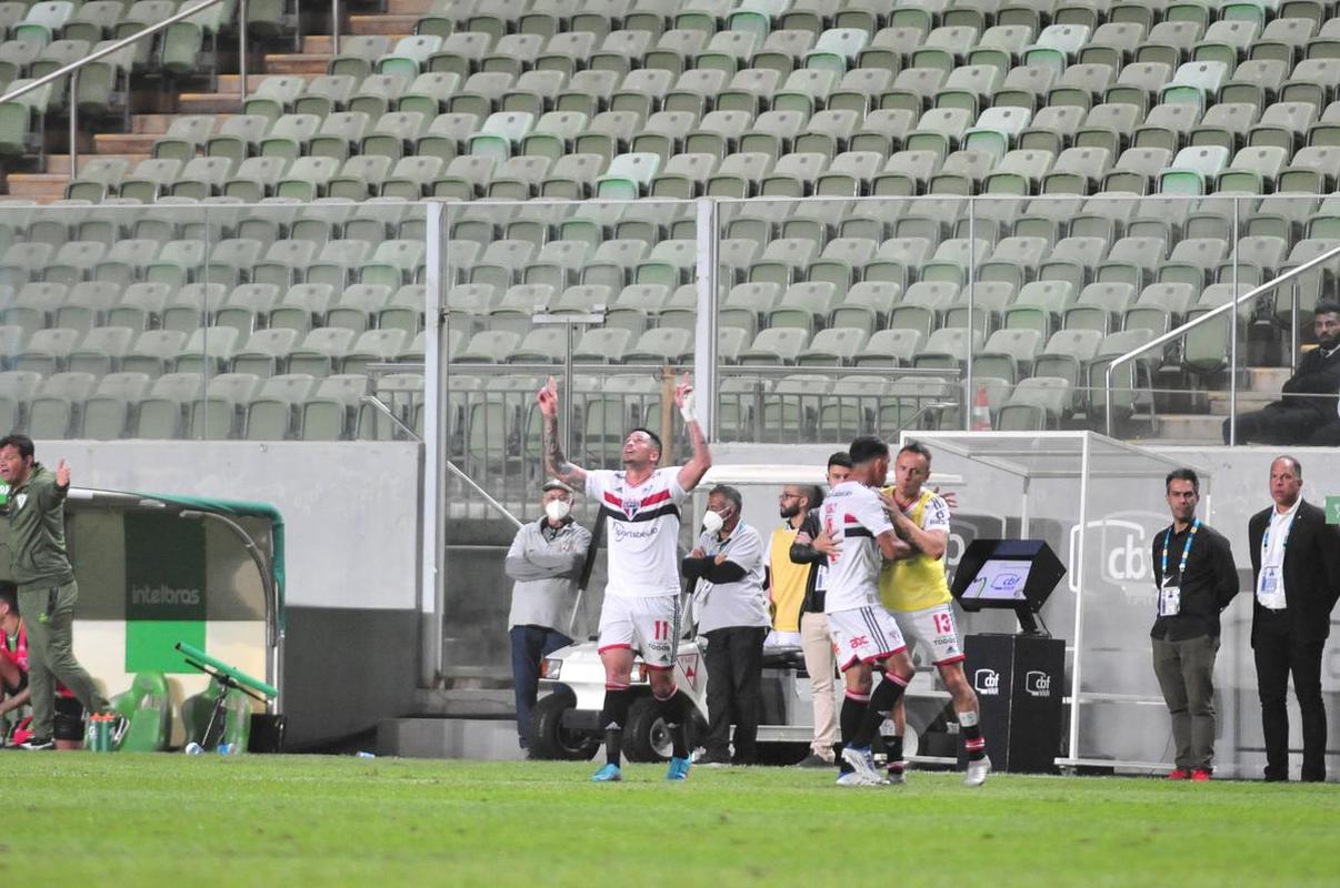 Fotos da partida entre Amrica e So Paulo, nesta quinta-feira (18), no Independncia, em Belo Horizonte, pelas quartas de final da Copa do Brasil.
