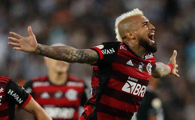 Vidal festeja o gol do Flamengo, que se aproxima do Palmeiras