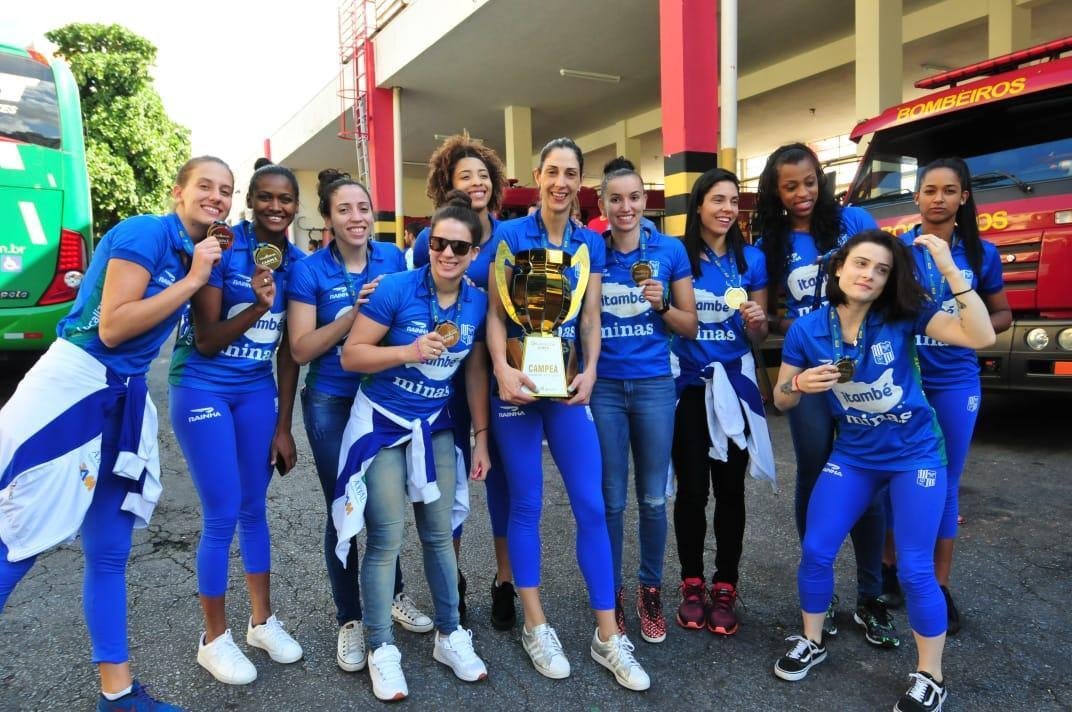 Jogadoras do Minas desfilam em carro do Corpo de Bombeiros pelas ruas de Belo Horizonte e festejam com a torcida a conquista do tricampeonato da Superliga Feminina de Vlei. Time derrotou Praia Clube por 2 a 0 na srie melhor de trs da final