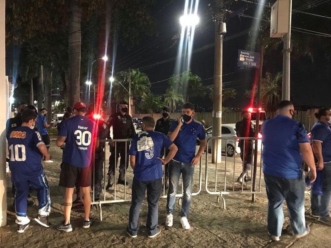 Torcedores do Cruzeiro aguardam a abertura da esplanada do Mineiro