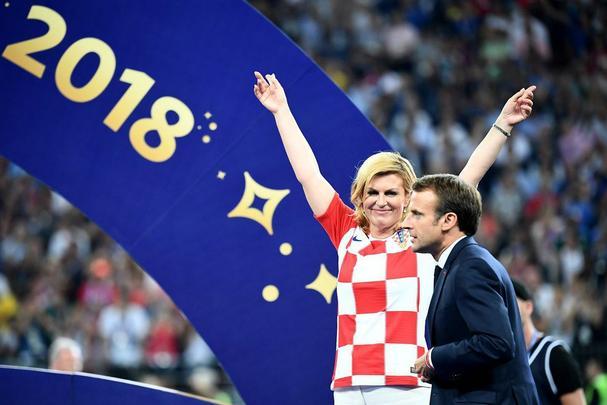 Presidente francês Emmanuel Macron vibra muito com o título francês e depois ainda entrega medalhas e troféu aos campeões; já a presidente croata Kolinda Grabar-Kitarovic deu show de simpatia mesmo com o vice